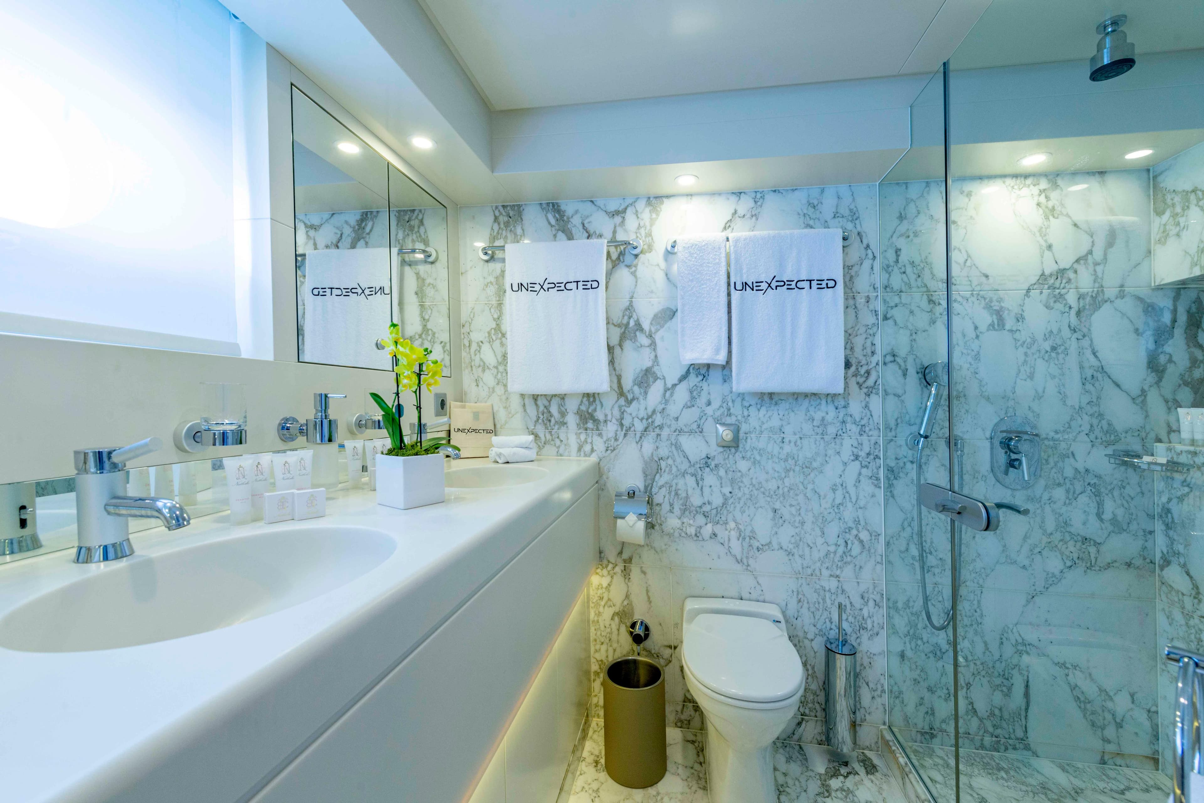 UNEXPECTED Twin Convertible Cabin with flexible bed configuration